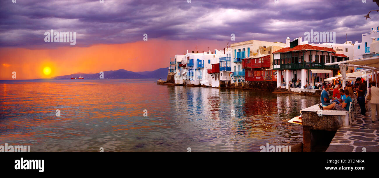 Tramonto sulla piccola Venezia (Venezia) neibourhood del Kastro distretto di Chora, Mykonos, Cicladi, Grecia Foto Stock