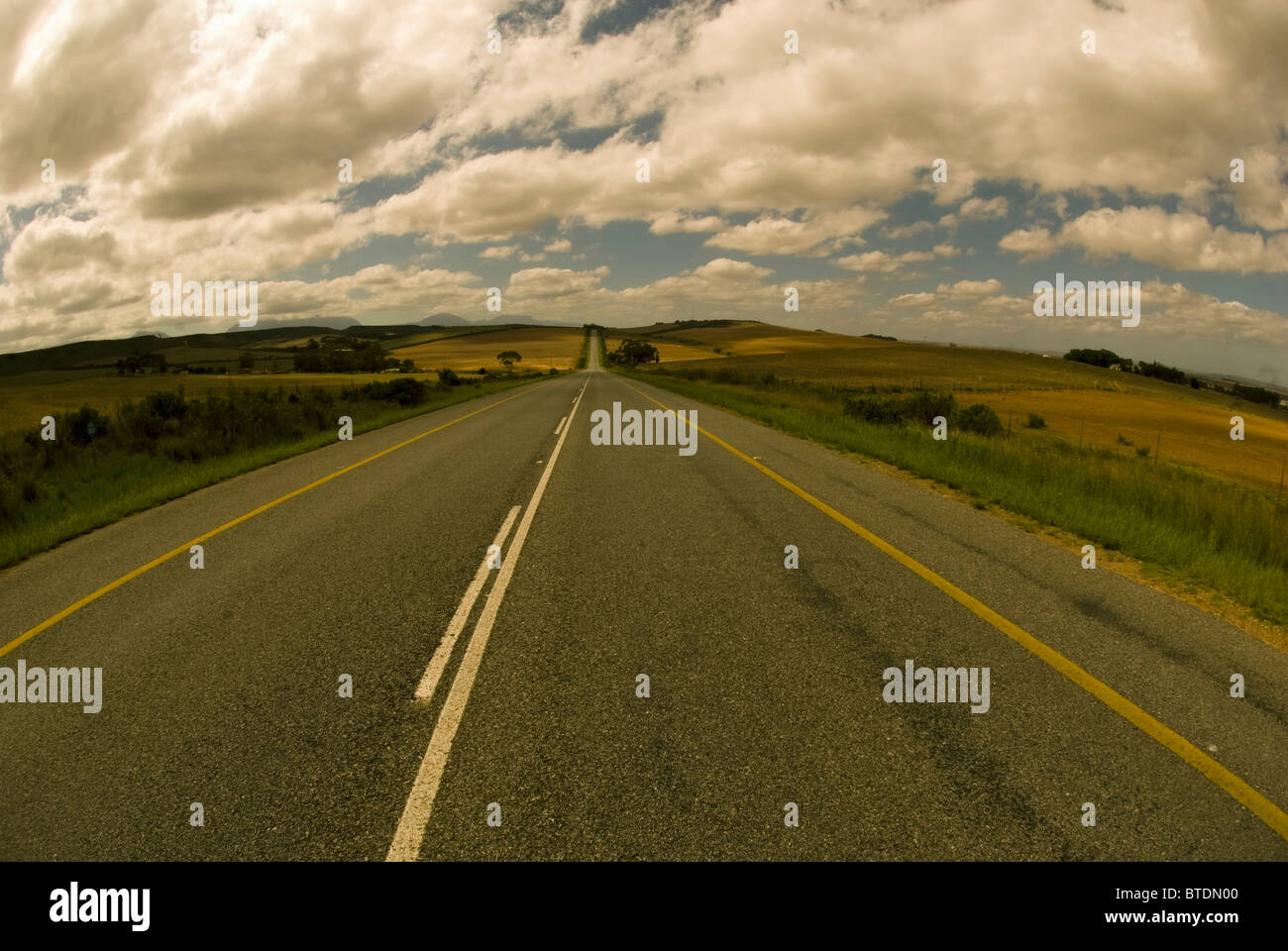 La N4 autostrada in esecuzione direttamente attraverso la campagna Foto Stock