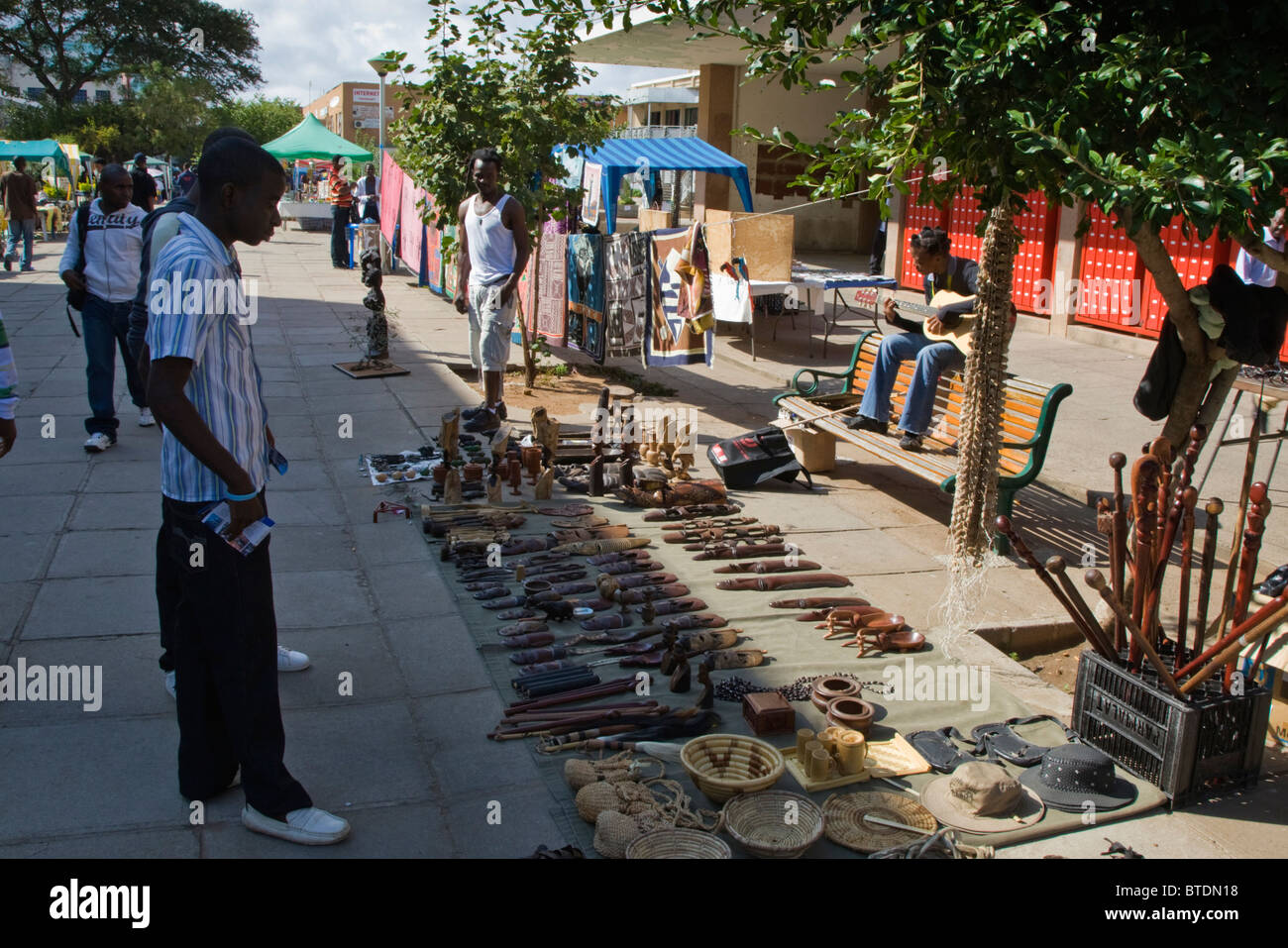 Mercato di artigianato nel vecchio centro commerciale principale nel centro della città in Botswana Foto Stock