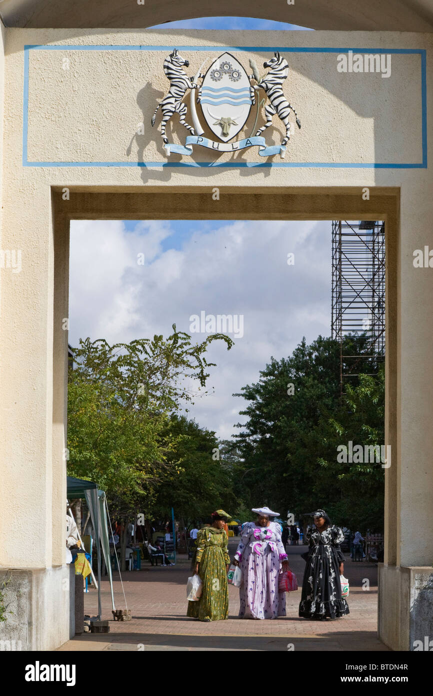L'entrata al vecchio centro commerciale principale nel centro della città di Gaborone con tradizionalmente condita Herero donne Foto Stock
