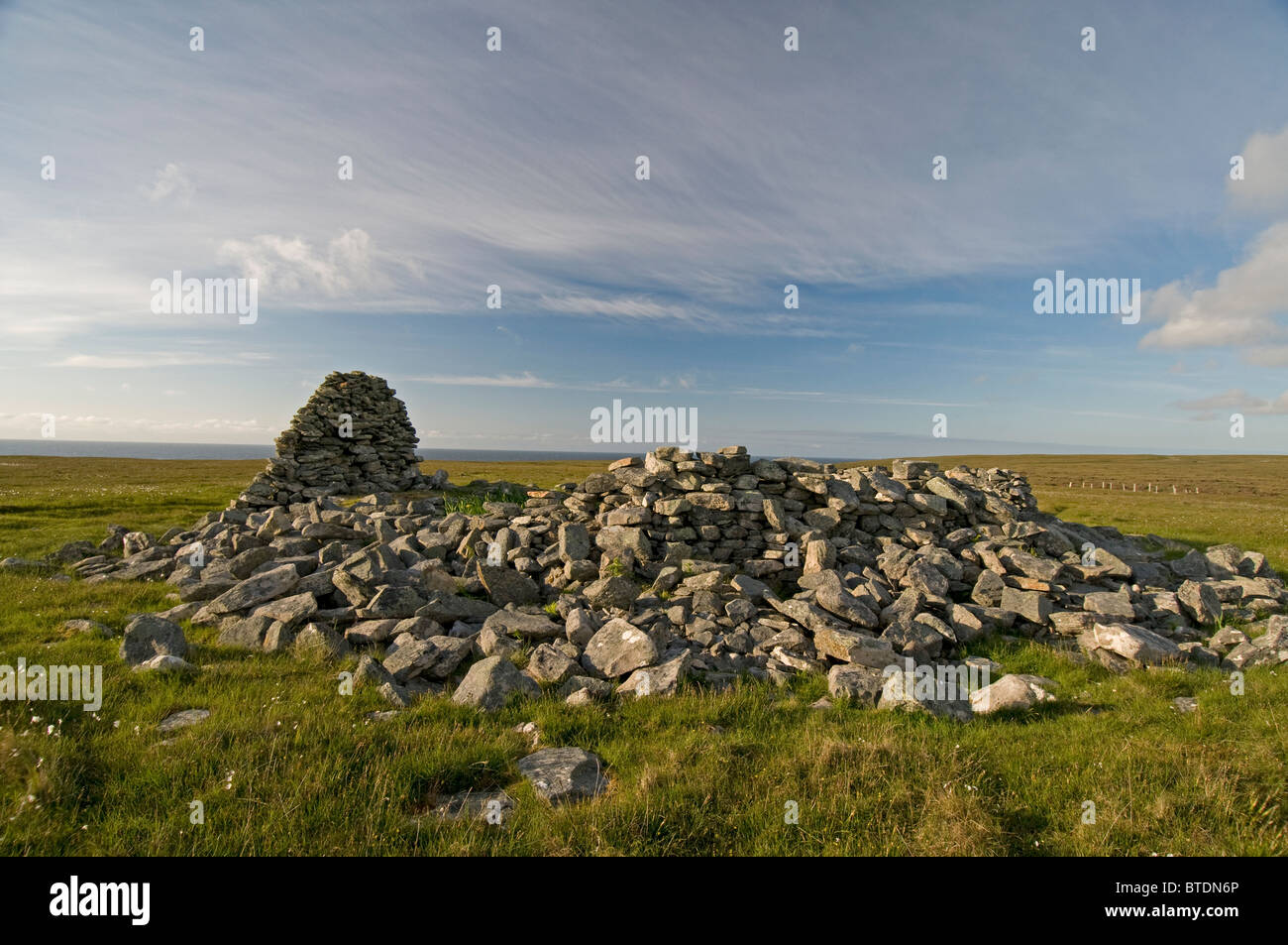 Il rovinato broch alla Dun Bhuirgh, Mealabost, a nord ovest di Lewis, Ebridi Esterne. Western Isles, Scozia. SCO 6907 Foto Stock