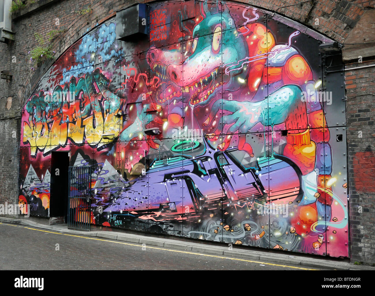 Arte di strada sotto arcate ferroviarie in Manchester City Centre Regno Unito Foto Stock