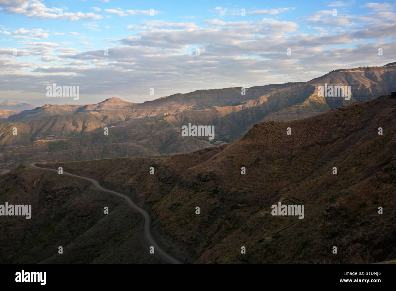 Vista panoramica di una strada ripida scalare una montagna a Lalibela Foto Stock