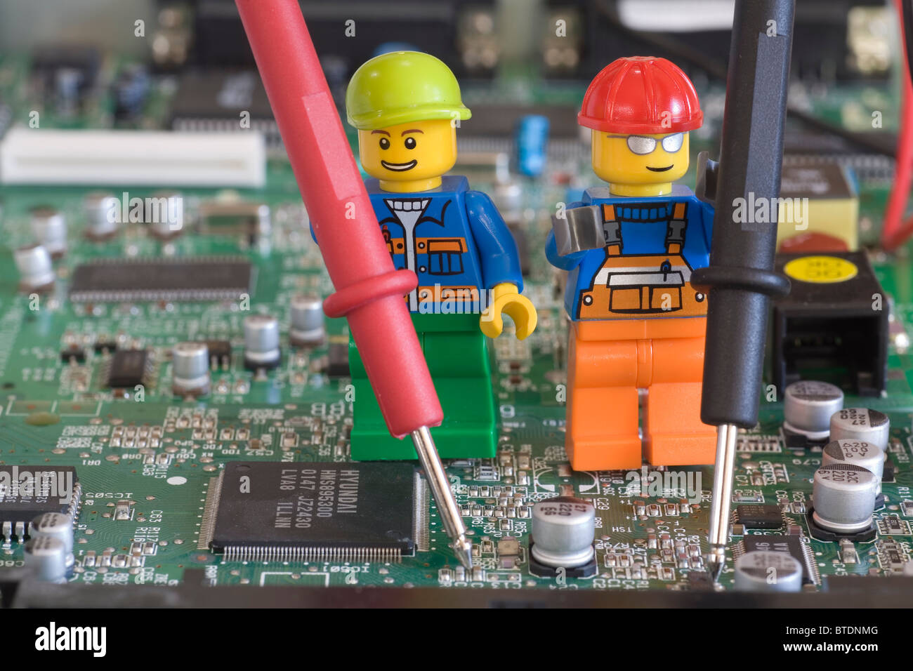 Gli ingegneri di Lego collaudo di un circuito elettronico con sonde Foto  stock - Alamy