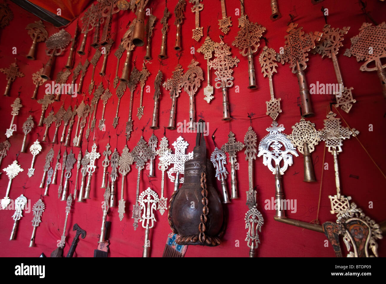 Una selezione di nastro St George cross i raccordi per la parte superiore dei bastoni da passeggio per la vendita in un curio stallo in Lalibela Foto Stock