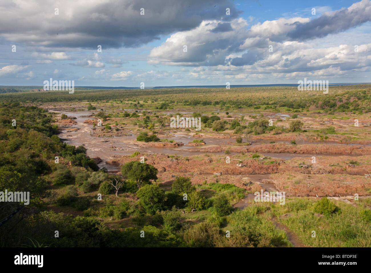 Una vista panoramica del fiume Olifants da Olifants camp nel Parco di Kruger Foto Stock