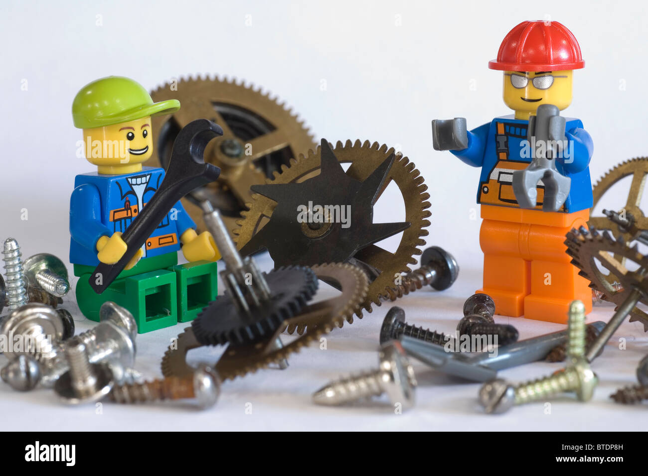 Lego gli ingegneri che lavorano con componenti di macchinari Foto stock -  Alamy