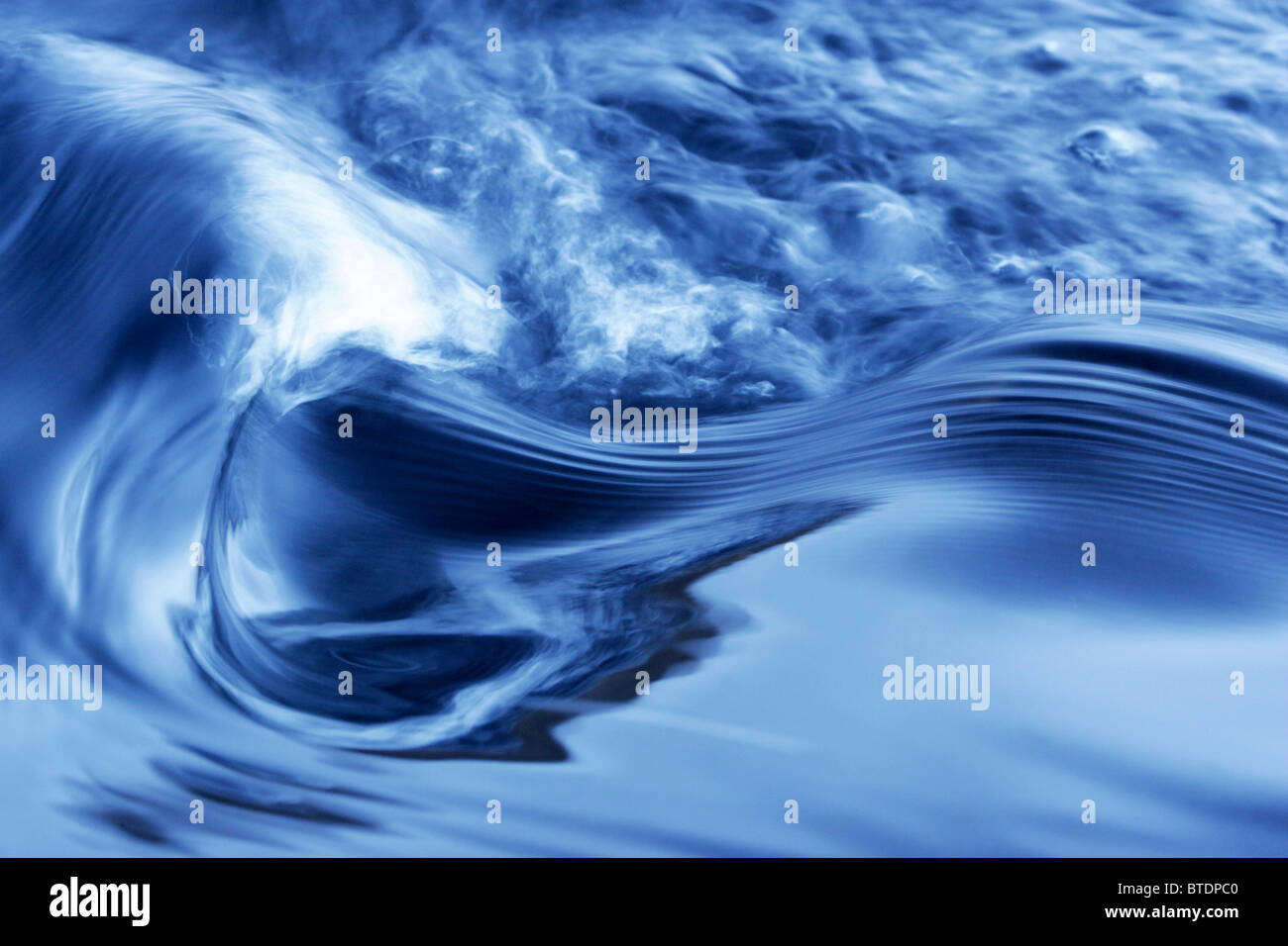 Un abstract colpo di acqua vorticoso Foto Stock