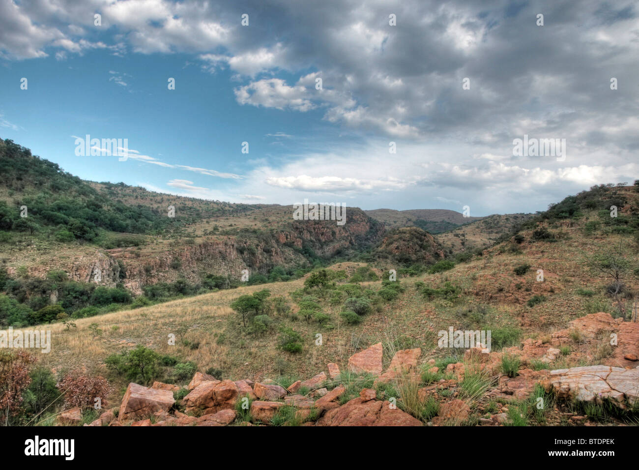 Una vista di cime e nuvole temporalesche raccogliendo overhead in Magaliesberg Foto Stock