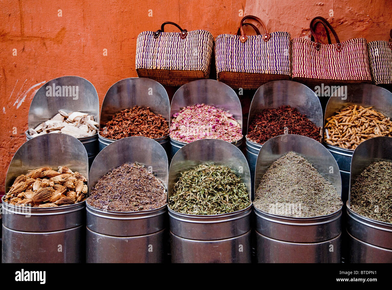 Un assortimento di spezie e tessuto cesti in vendita in una strada di Marrakech vicino alla piazza principale Foto Stock
