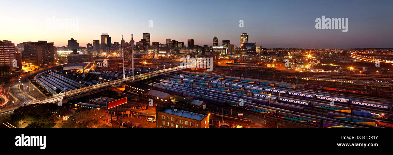 Immagine panoramica della città di Johannesburg in alba con Nelson Mandela e il ponte cantieri ferroviari della stazione di parcheggio. Foto Stock