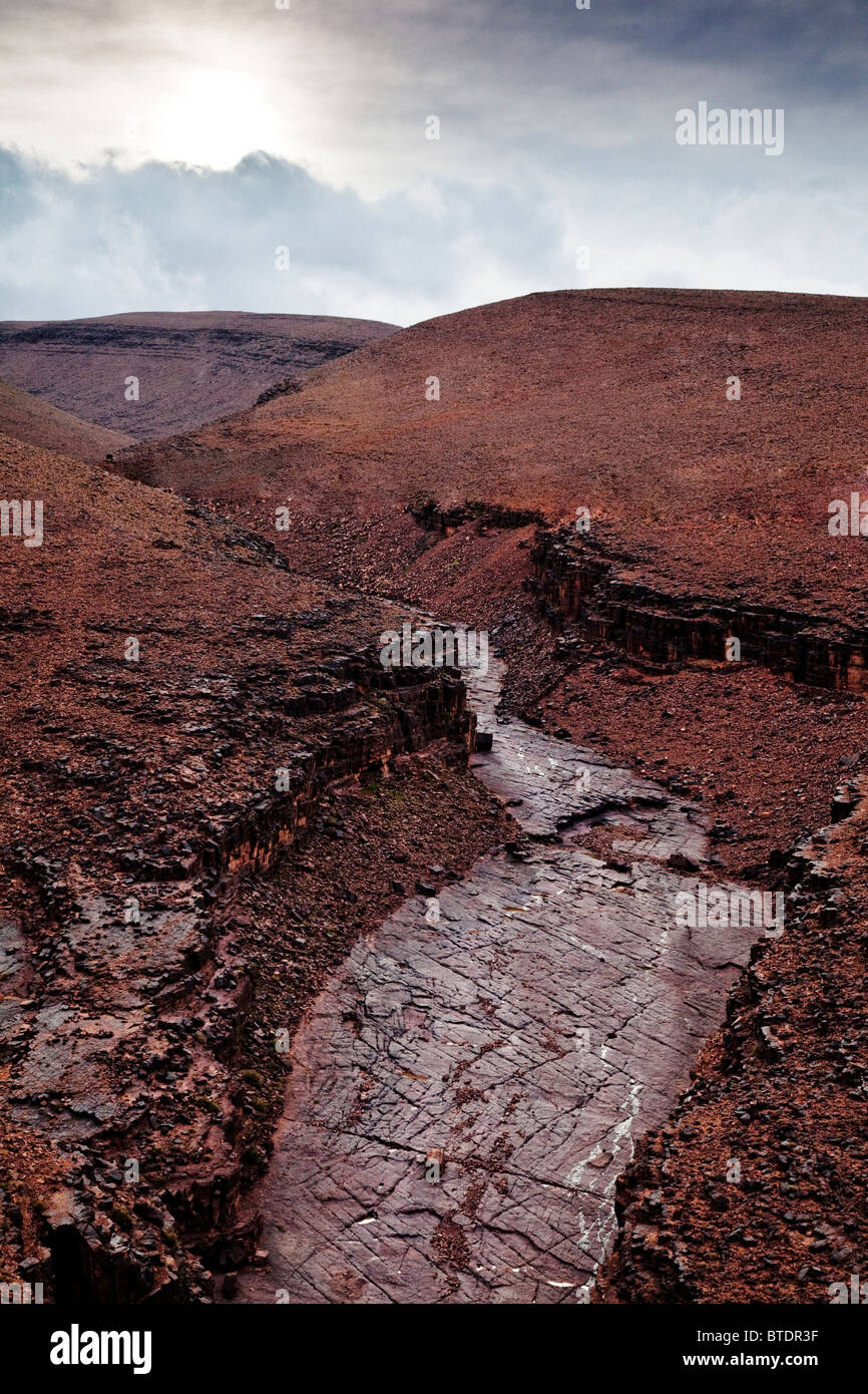 Un canyon taglia attraverso la metà delle montagne Atlas in Marocco Foto Stock
