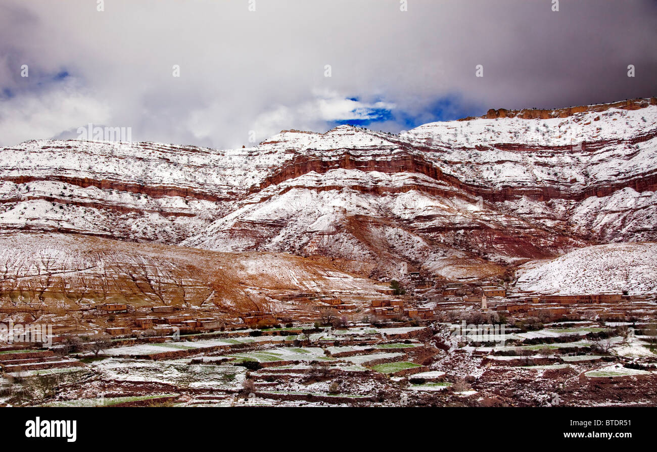 Un villaggio marocchino in Alto Atlante montagne coperte di neve Foto Stock
