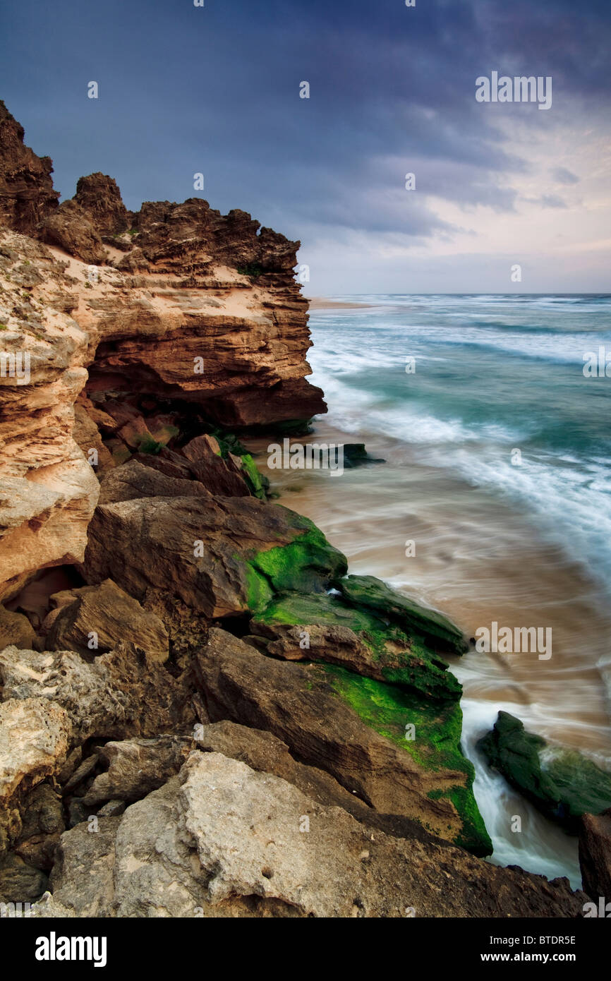 Una vista di erose rocce di arenaria a Sedgefield Beach Foto Stock