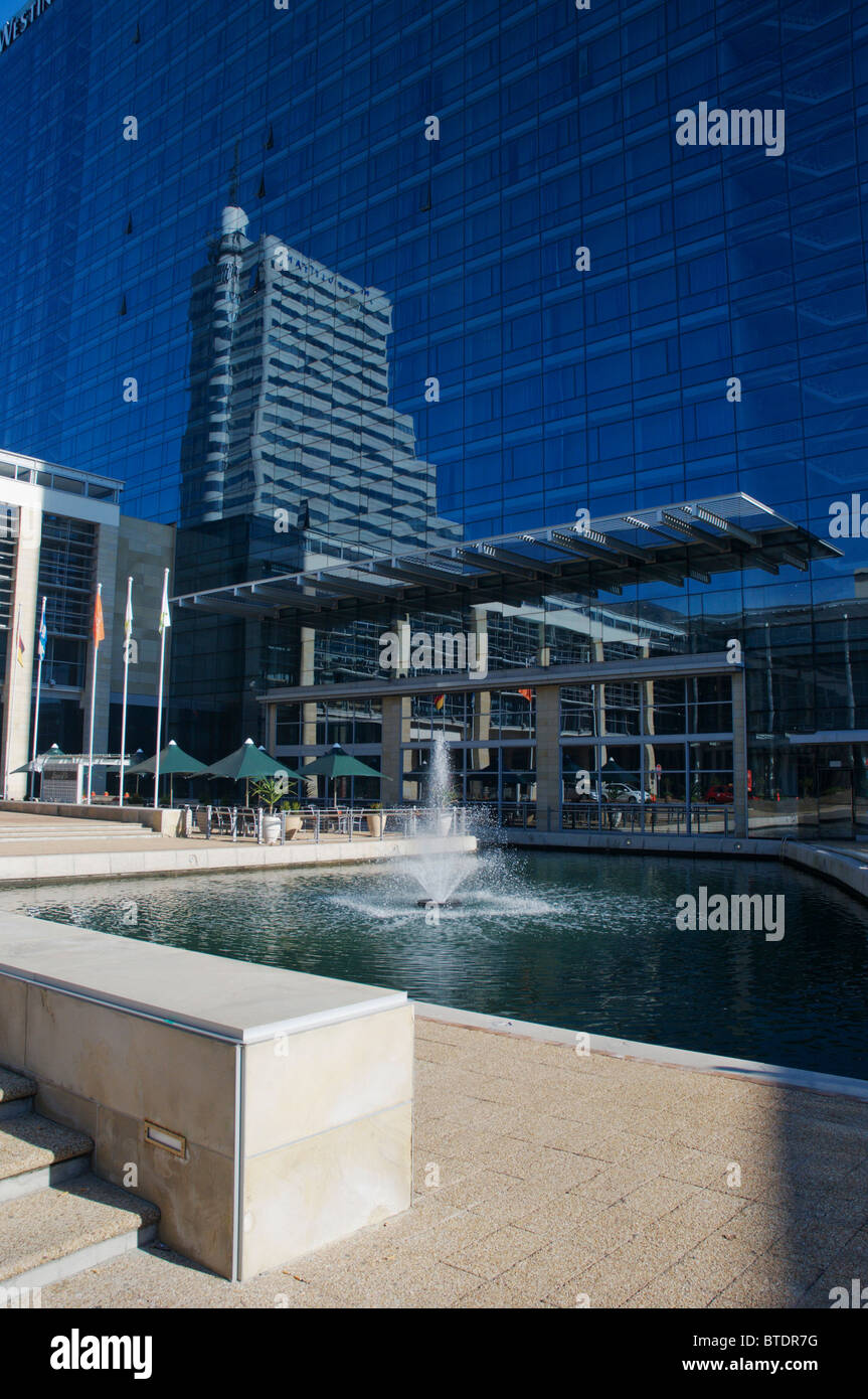Cape Town International Convention Centre e di un edificio si riflette nel vetro esterno dell'Arabella Sheraton Hotel Foto Stock