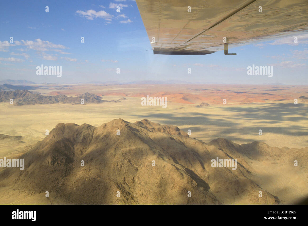 Vista aerea di un deserto montagnosa area in Damaraland da un aeroplano Foto Stock