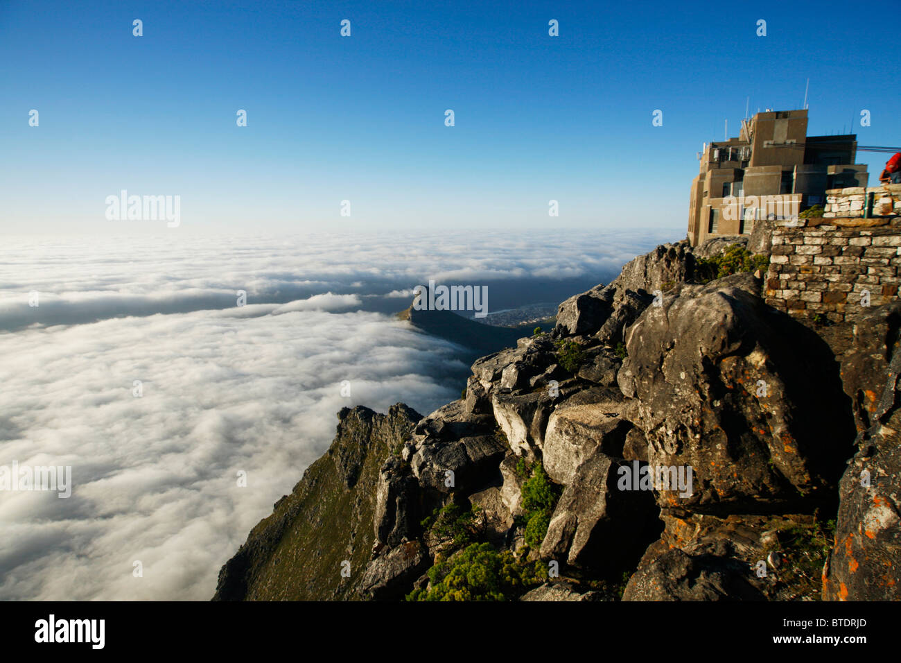 La Cabinovia di Table Mountain con stazione di banco di nuvole sotto Foto Stock