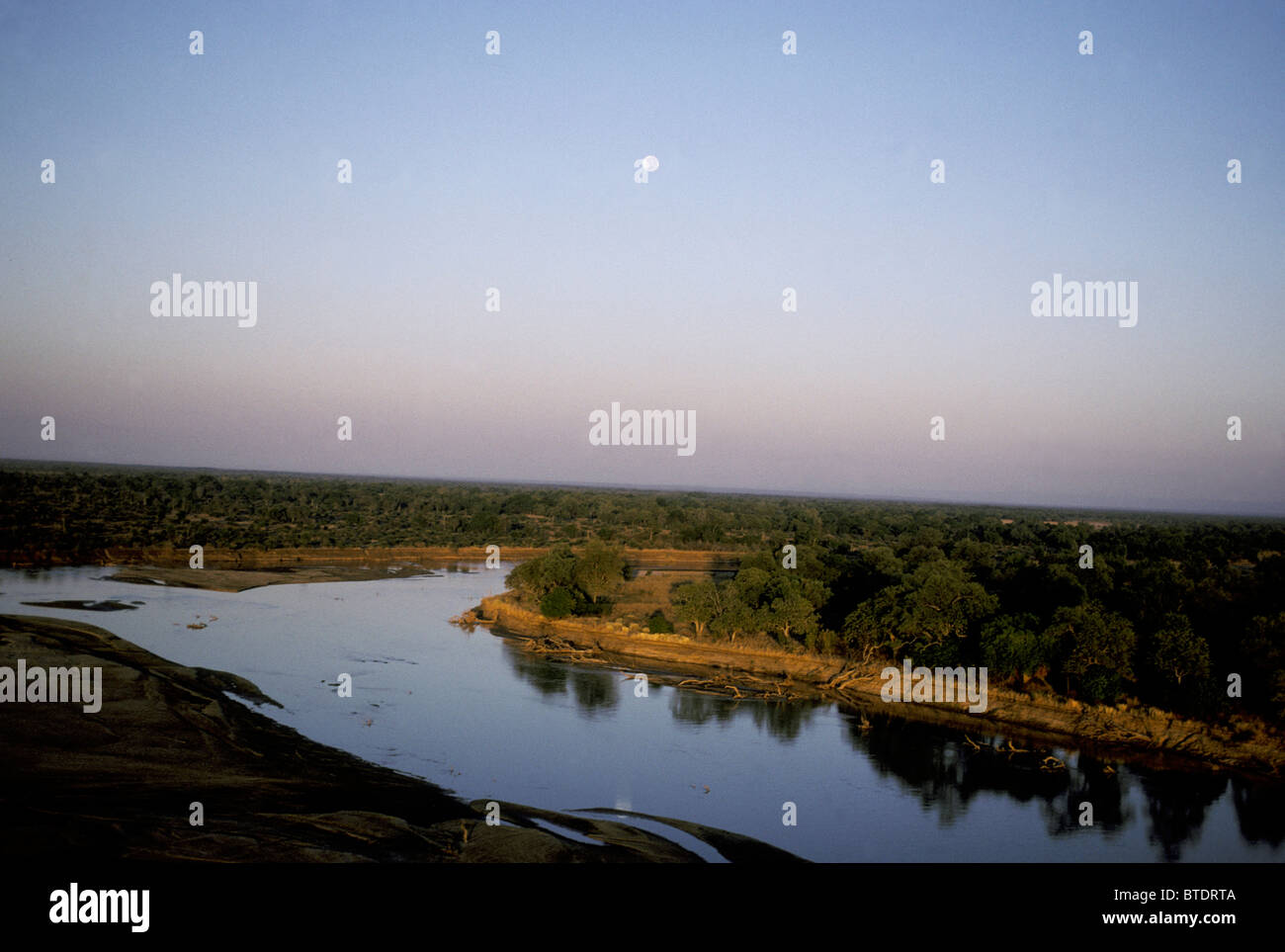 Veduta aerea del fiume Luangwa sotto la luna piena Foto Stock