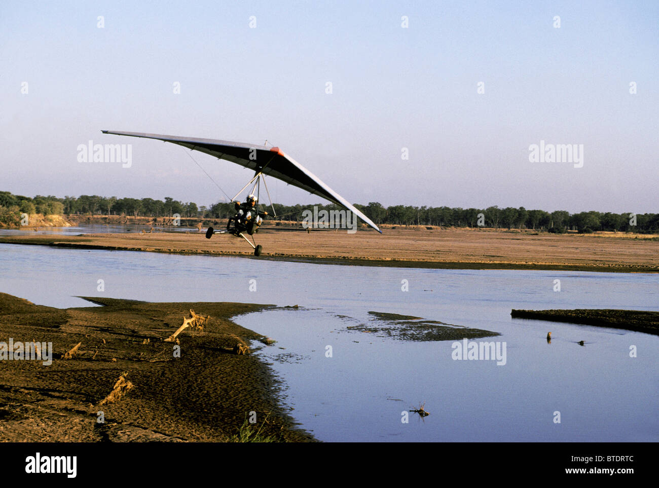 Ultraleggero volando sul fiume Luangwa Foto Stock