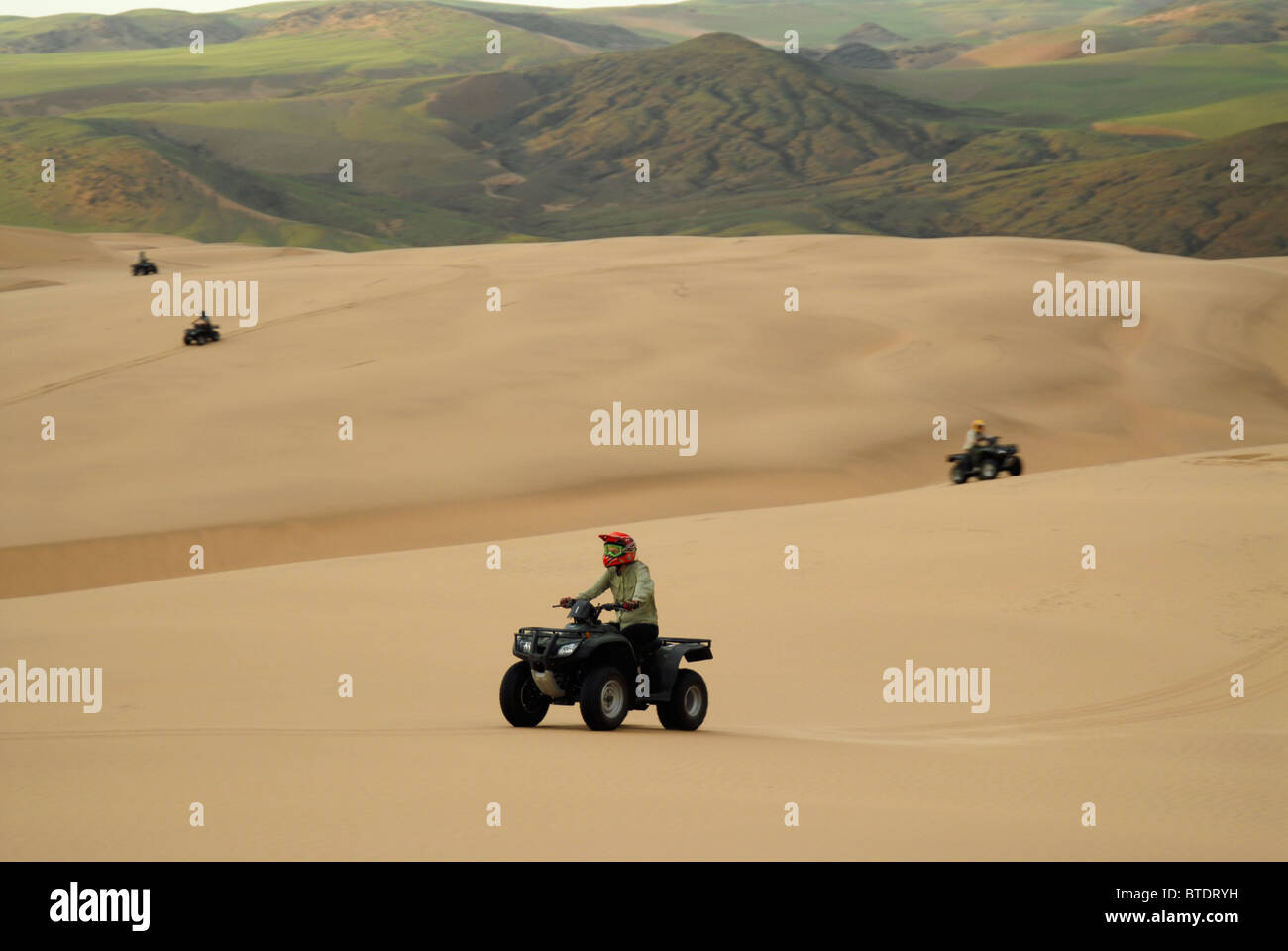 Vista panoramica di turisti su quad bikes su campi di dune Foto Stock