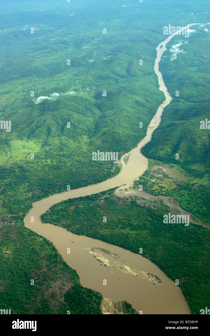 Antenna vista panoramica della verdeggiante vegetazione e la campagna con un serpeggiante fiume Foto Stock