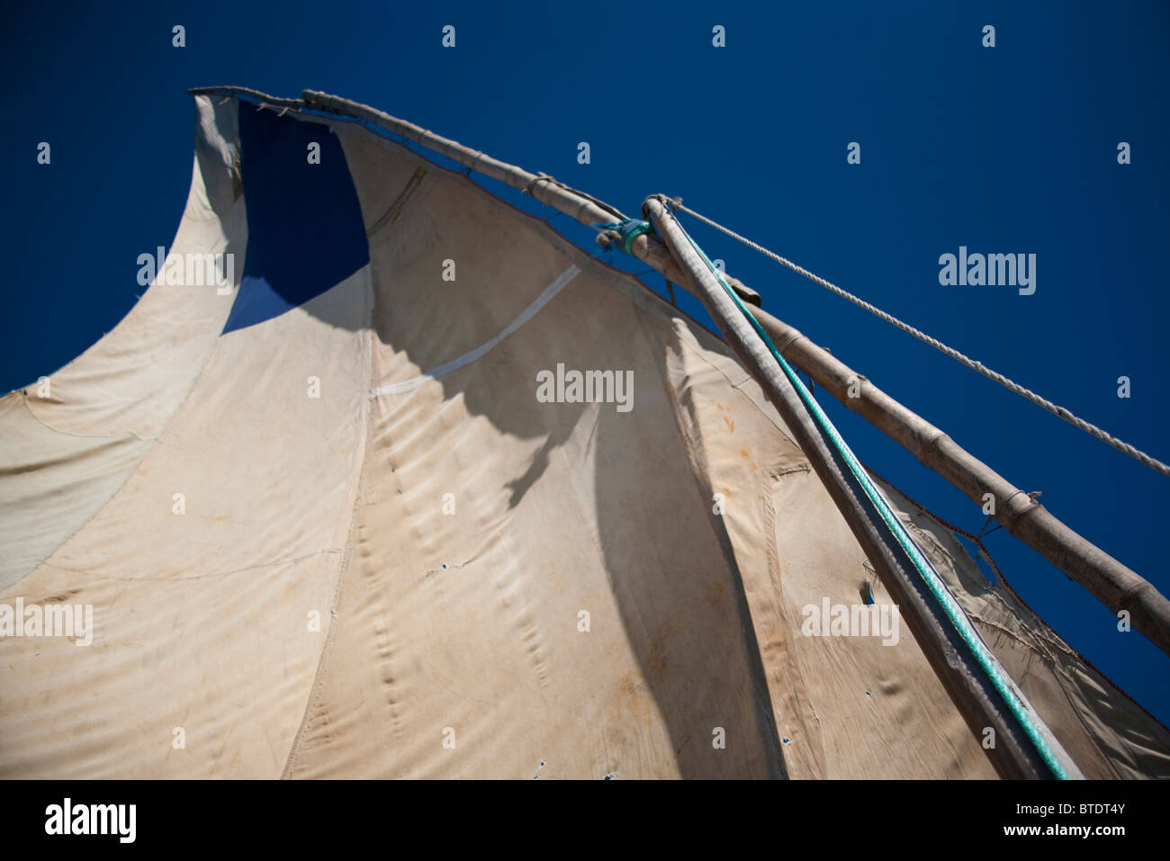 Basso angolo vista del montante e tela vela di un dhow tradizionale o in barca da pesca Foto Stock