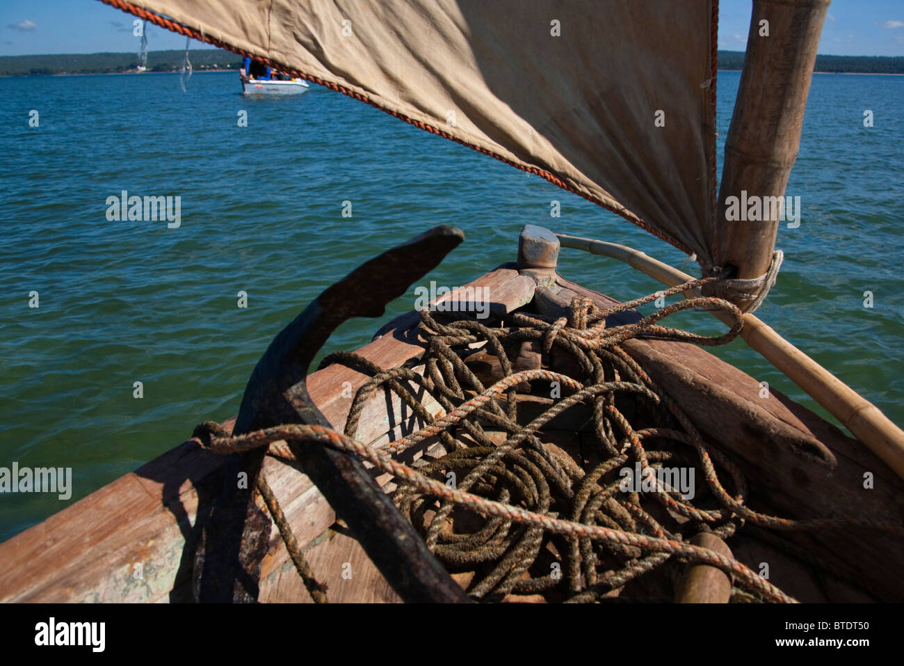 Vista ravvicinata di fune di ancoraggio e giacente nella parte anteriore di un dhow tradizionale o in barca da pesca Foto Stock