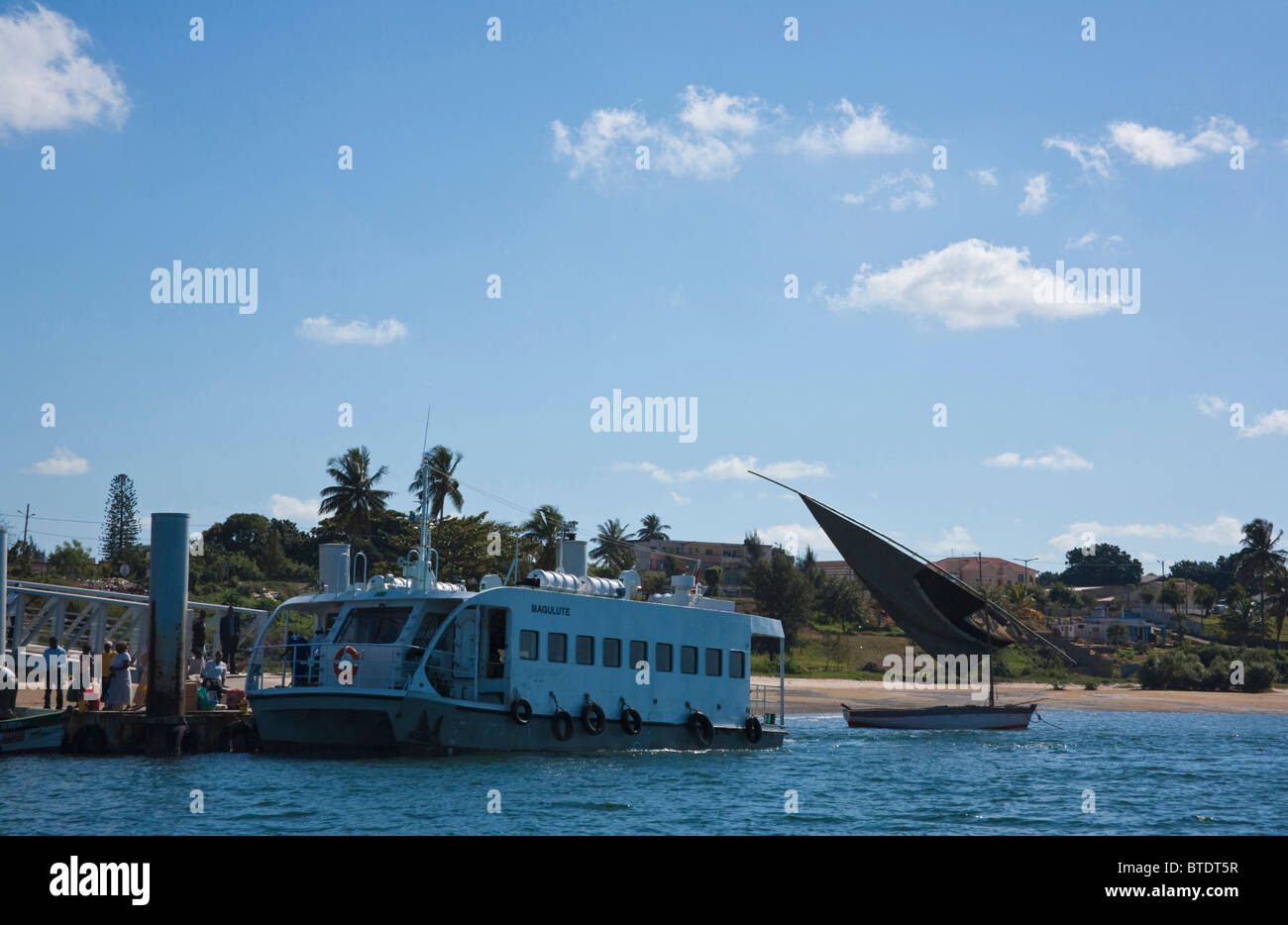 Dhow e passeggero moderna barca ancorata accanto alla banchina a Maxixe Foto Stock