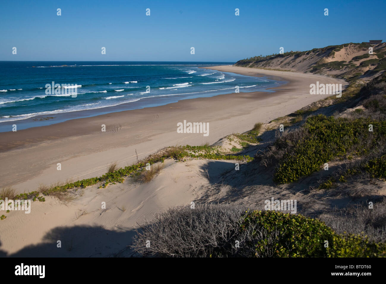 Vista panoramica di una spiaggia disabitata in una remota parte del litorale Foto Stock