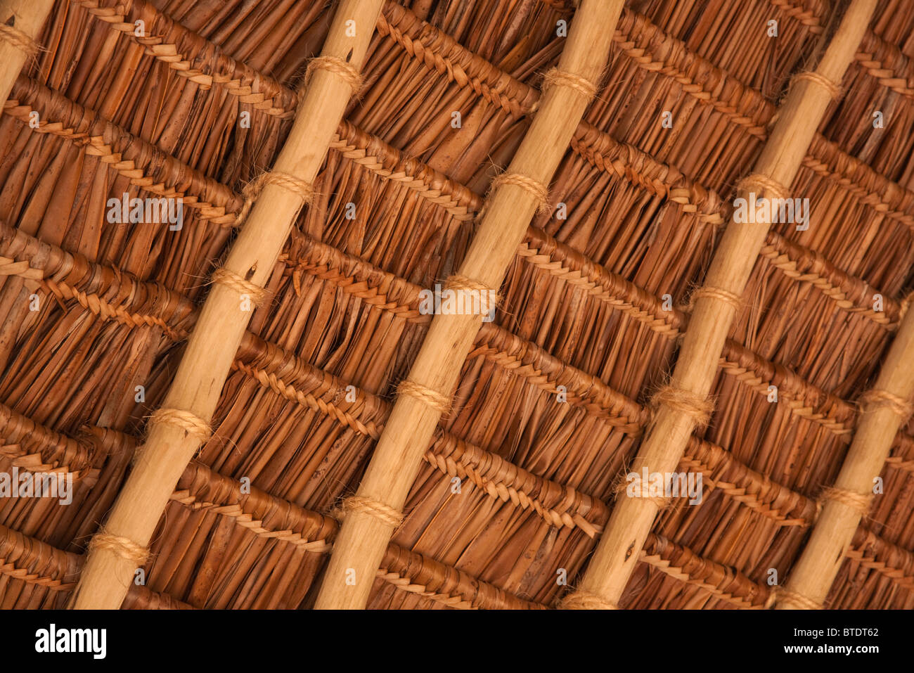 Vista ravvicinata di una treccia palm tetto di paglia dall'interno Foto Stock
