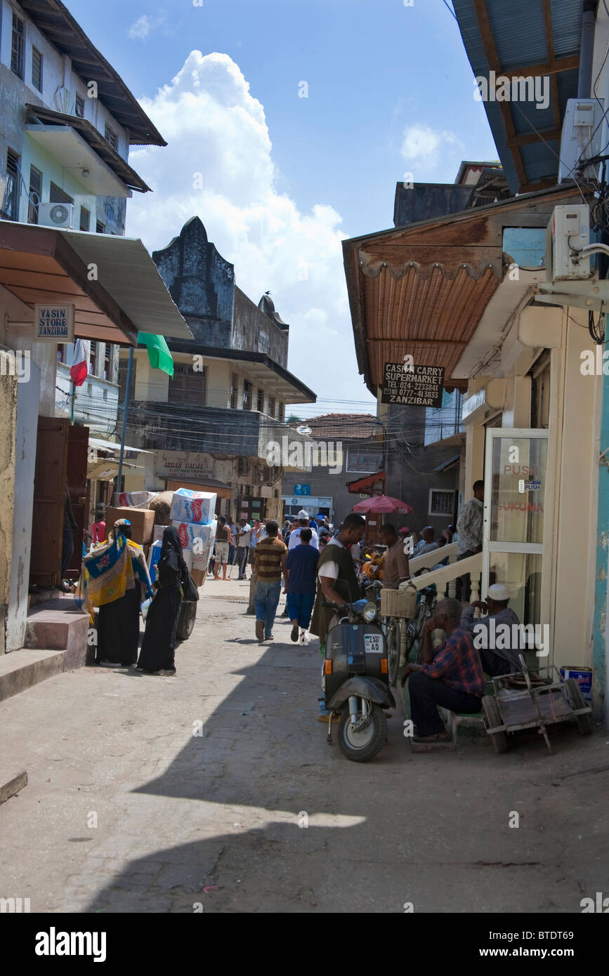 La popolazione locale sulle strade di Stonetown Foto Stock