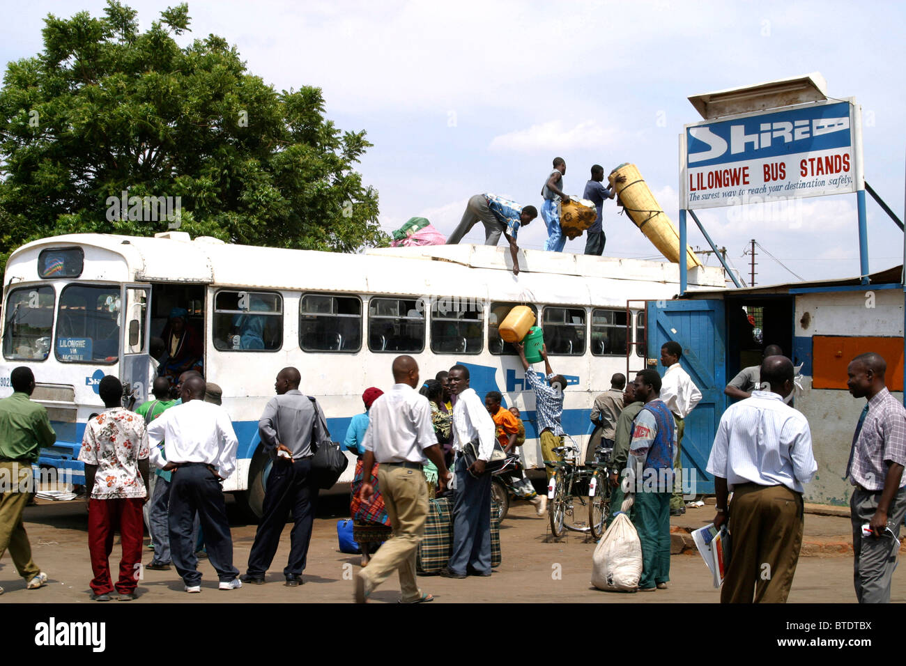 Il bus essendo caricati per il trasporto locale a Lilongwe stazione degli autobus Foto Stock