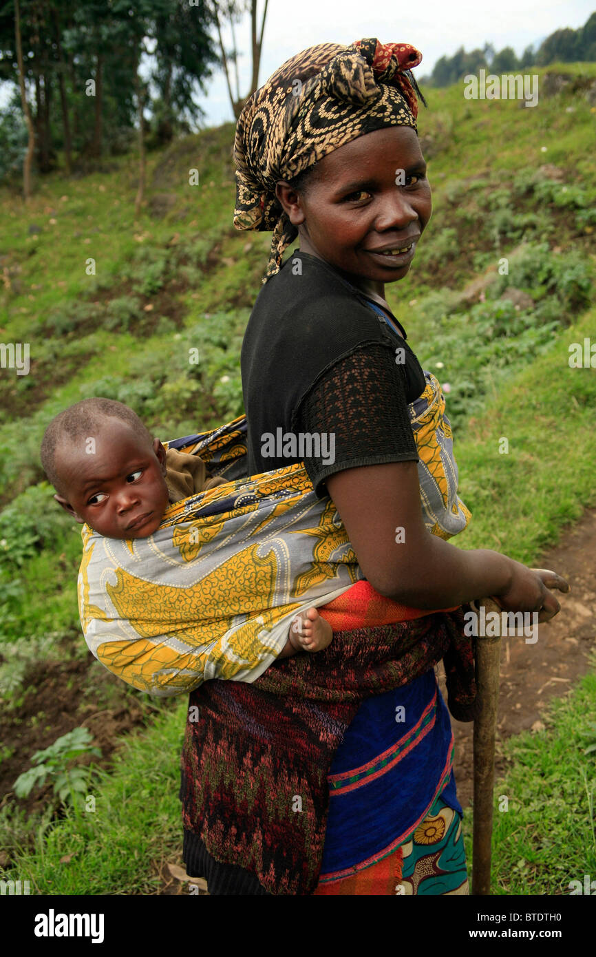 Donna ruandese con il suo bambino legato alla sua schiena, vicino alla città di Musanze, precedentemente noto come Ruhengeri Foto Stock