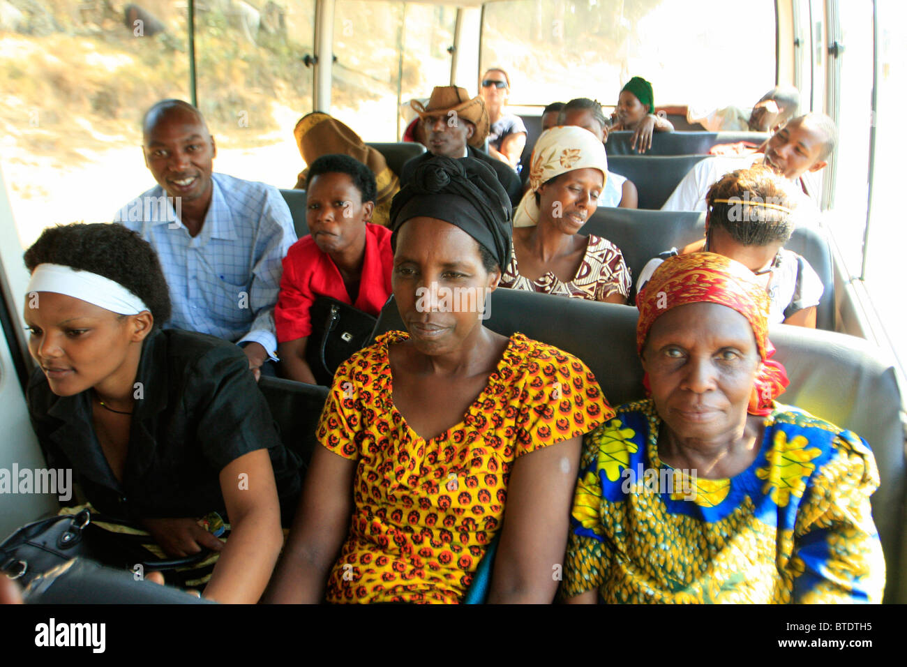 Local popolo ruandese che viaggiano su un bus Foto Stock