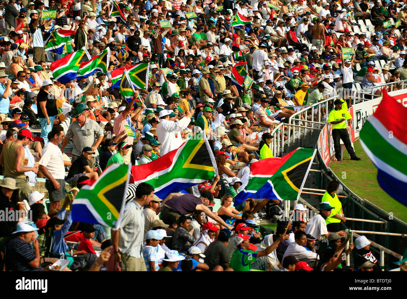 Grande folla di spettatori il tifo e agitando South African bandiere prima di una partita di cricket in Città del Capo Foto Stock