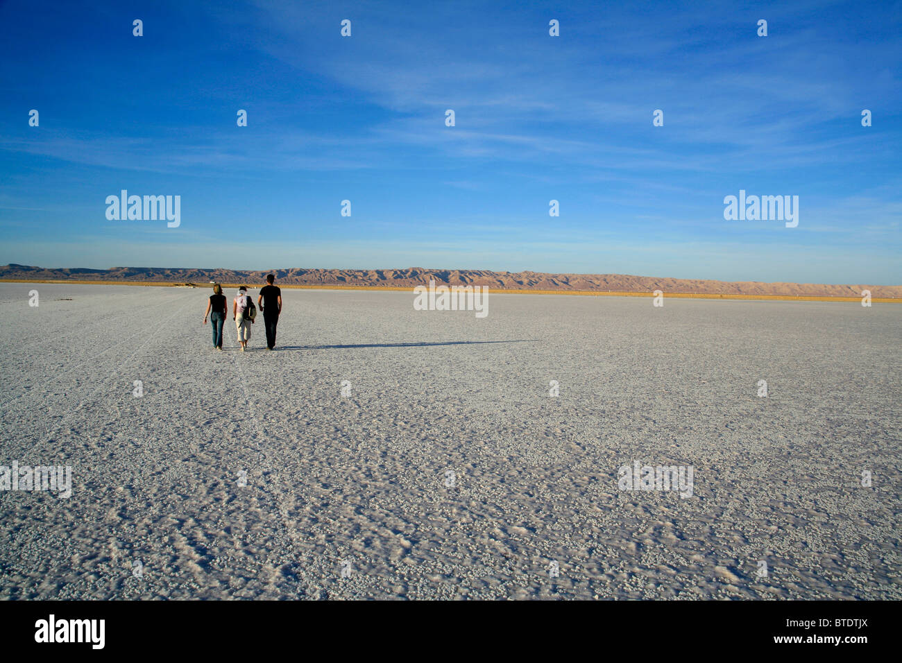 Tre i turisti a piedi su salina di Chott el-Jerrid Foto Stock