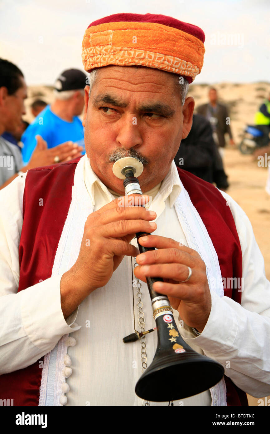 Berber musicista arabo suonare il flauto Foto Stock