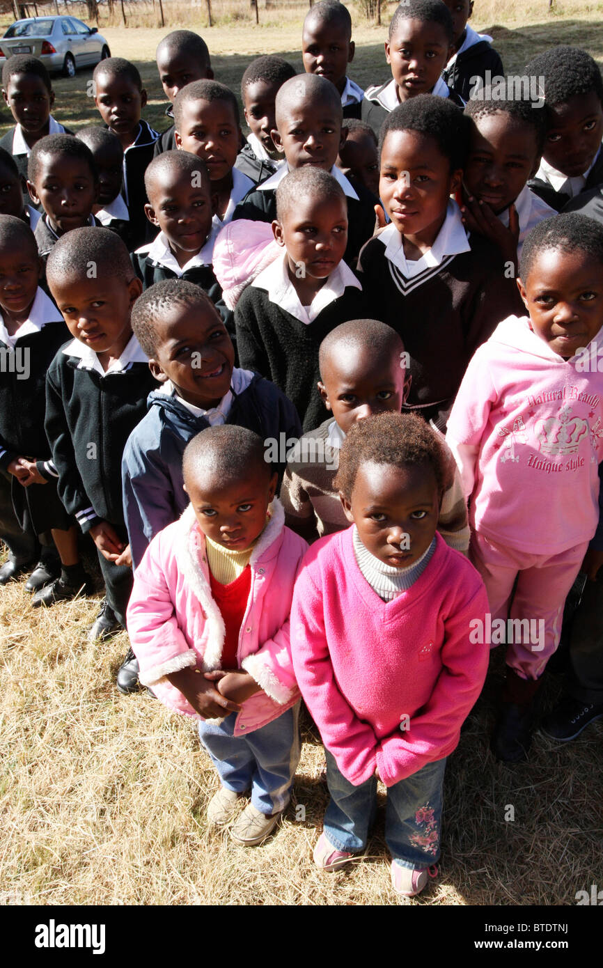 Angolo di alta vista di giovani studenti in un territorio rurale Kwazulu Natal a scuola Foto Stock