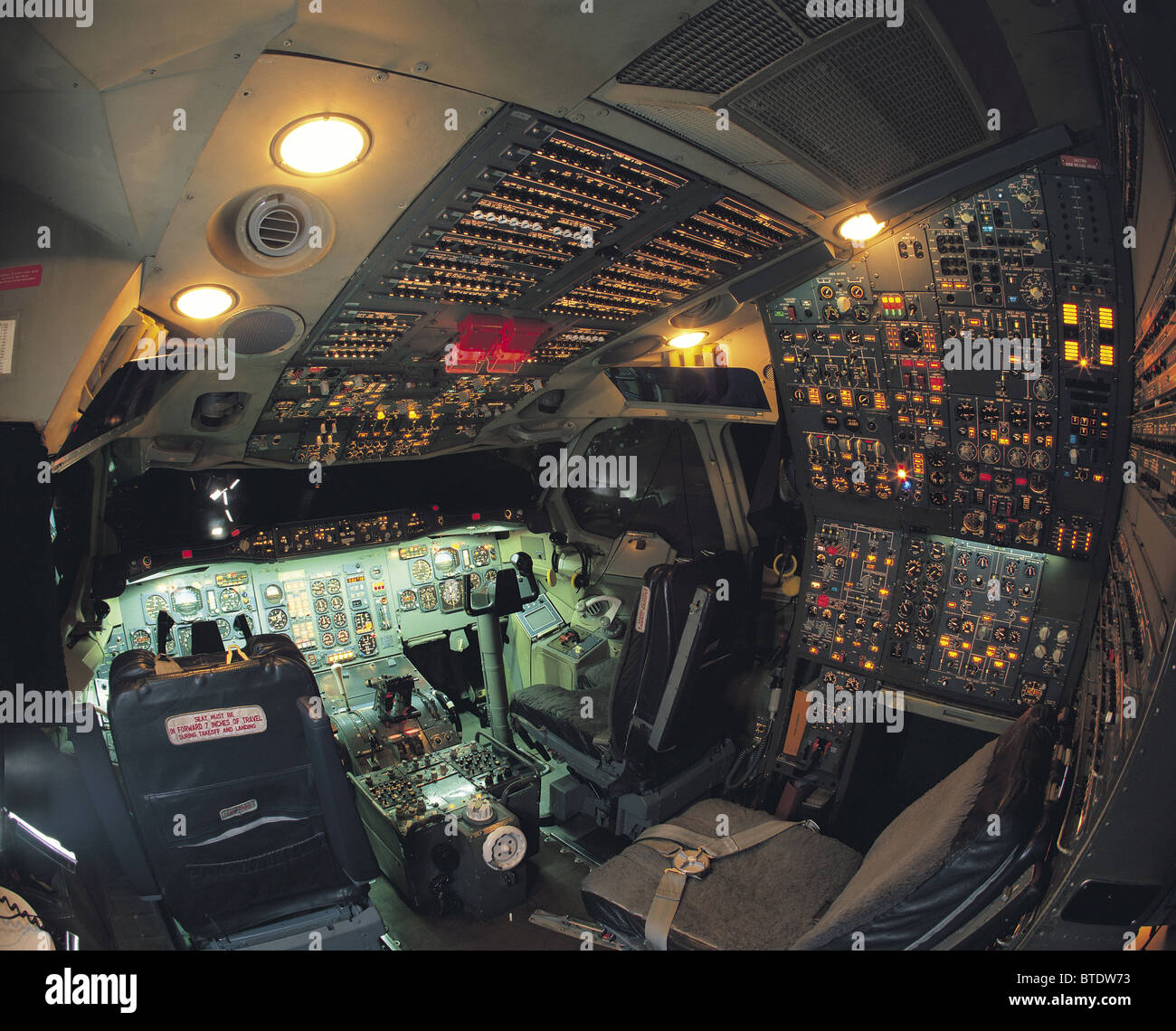 La cabina di pilotaggio di un velivolo di grandi dimensioni Foto Stock