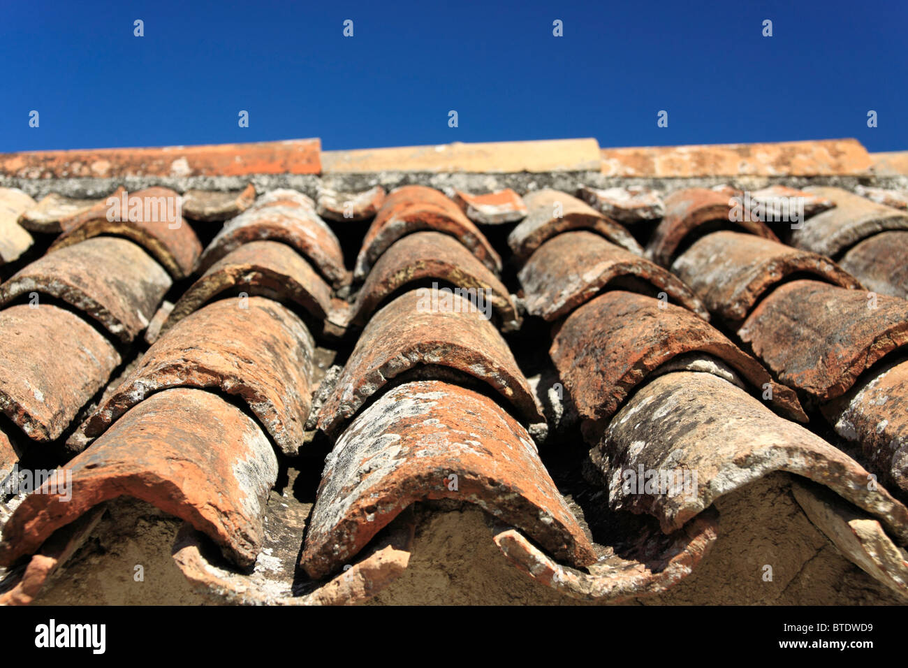 Tegole rosse del tetto in Lubenice villaggio sull isola di Cres, Croazia Foto Stock