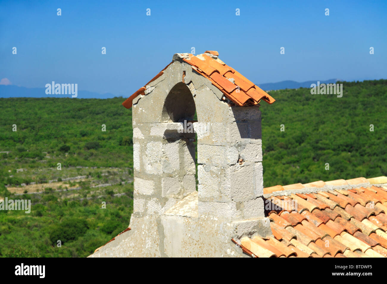 Tegole rosse del tetto in Lubenice villaggio sull isola di Cres, Croazia Foto Stock