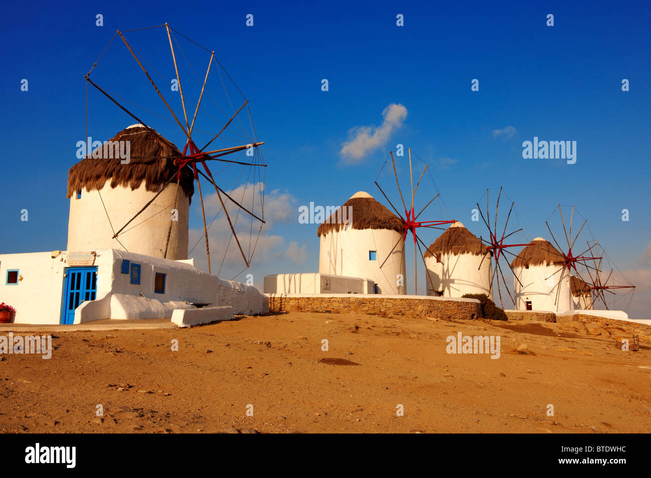 I Greci tradizionali mulini a vento di Mykonos Chora. Isole Cicladi, Grecia Foto Stock