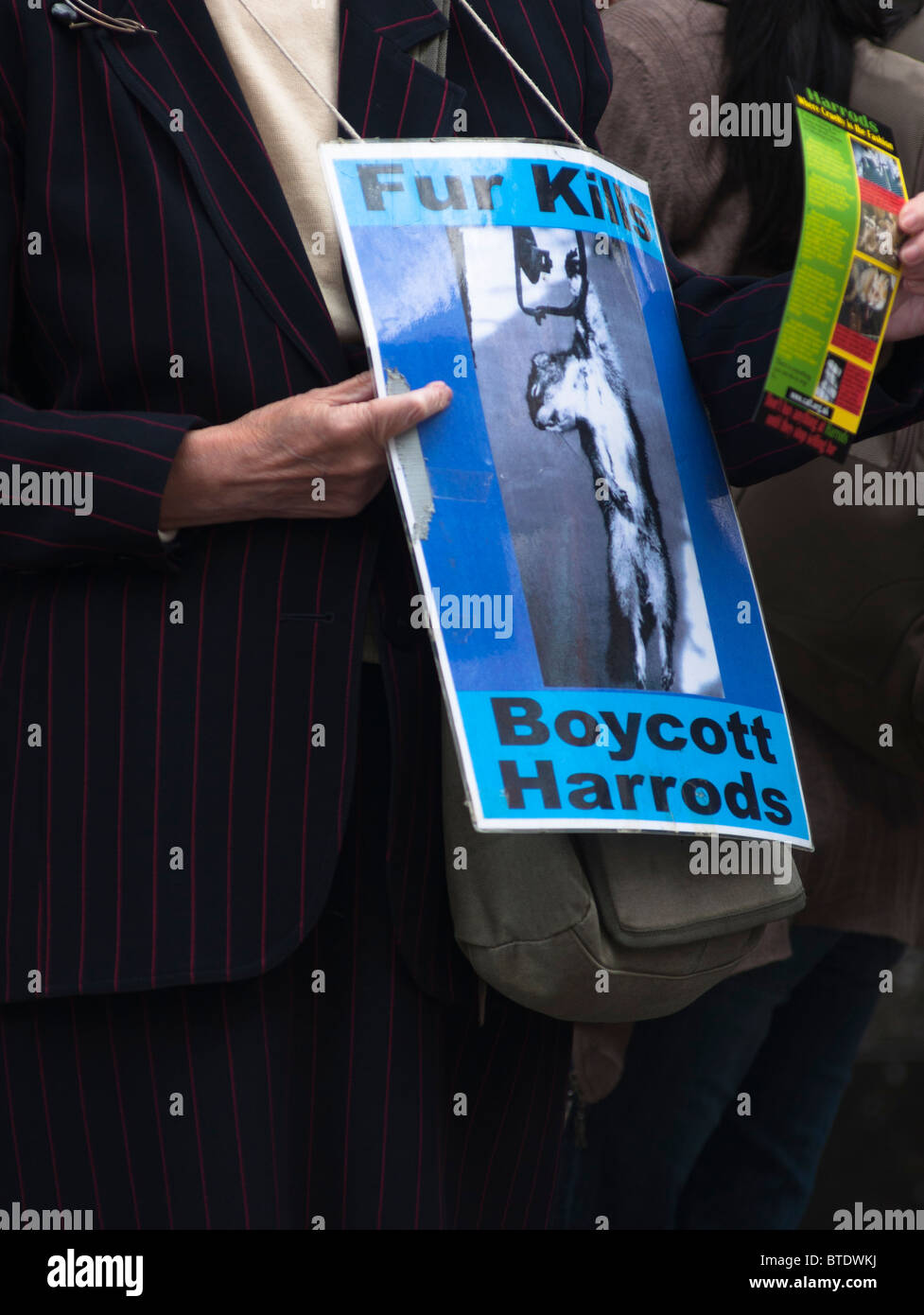 Anti commercio di pellicce manifestanti dimostrando al di fuori i grandi magazzini Harrods, London, Regno Unito Foto Stock