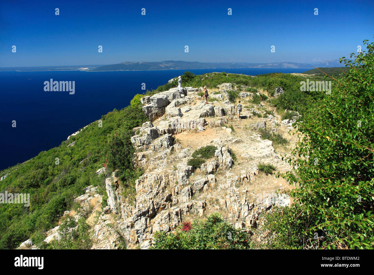 I turisti a guardare il mare Adriatico in Lubenice villaggio sull isola di Cres, Croazia Foto Stock