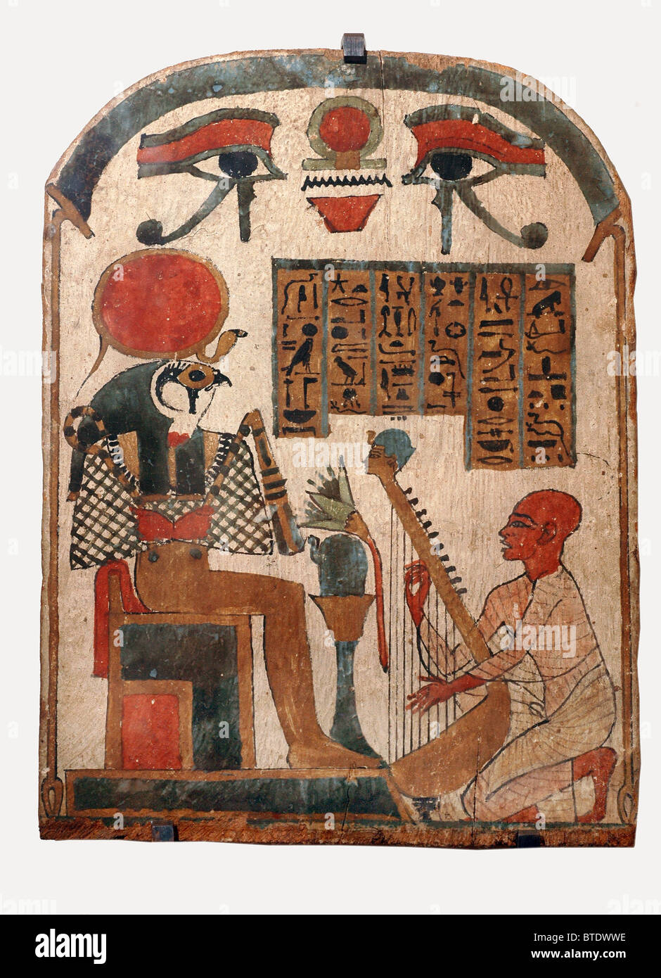 5343. Il suonatore d'arpa adorare il dio Horus, l'antico dio egizio del sole, figlio di Osiride e Iside, rappresentato come avente Foto Stock