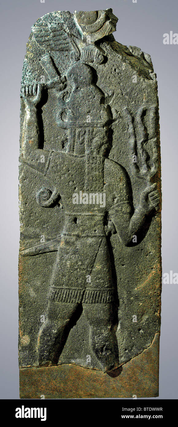 5336. Hittita meteo Dio Til-Barsib in piedi sotto i simboli di un disco solare alato e crescent. Nella mano sinistra egli detiene un Foto Stock