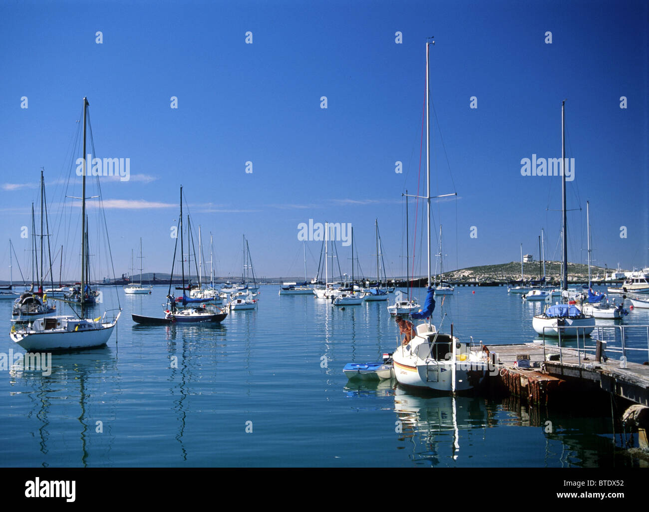 Yacht ormeggiati nel porto di yacht sulla piccola città costiera di Darling per il Western Cape Coast Foto Stock