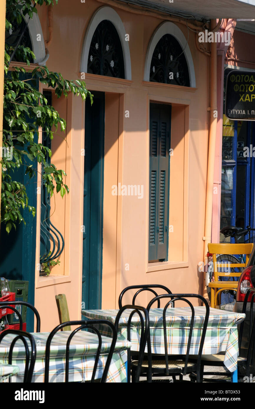 Grecia Isole Ionie lefkada town street Lefkas travel visualizza nessuno 'nessun popolo' assenza relax cafe bar caffè caffe sedie Foto Stock