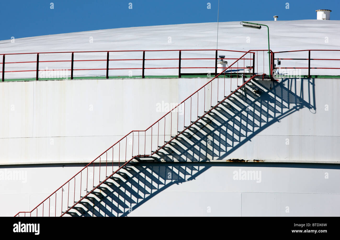 La scala di un grande serbatoio di olio in una raffineria. Foto Stock