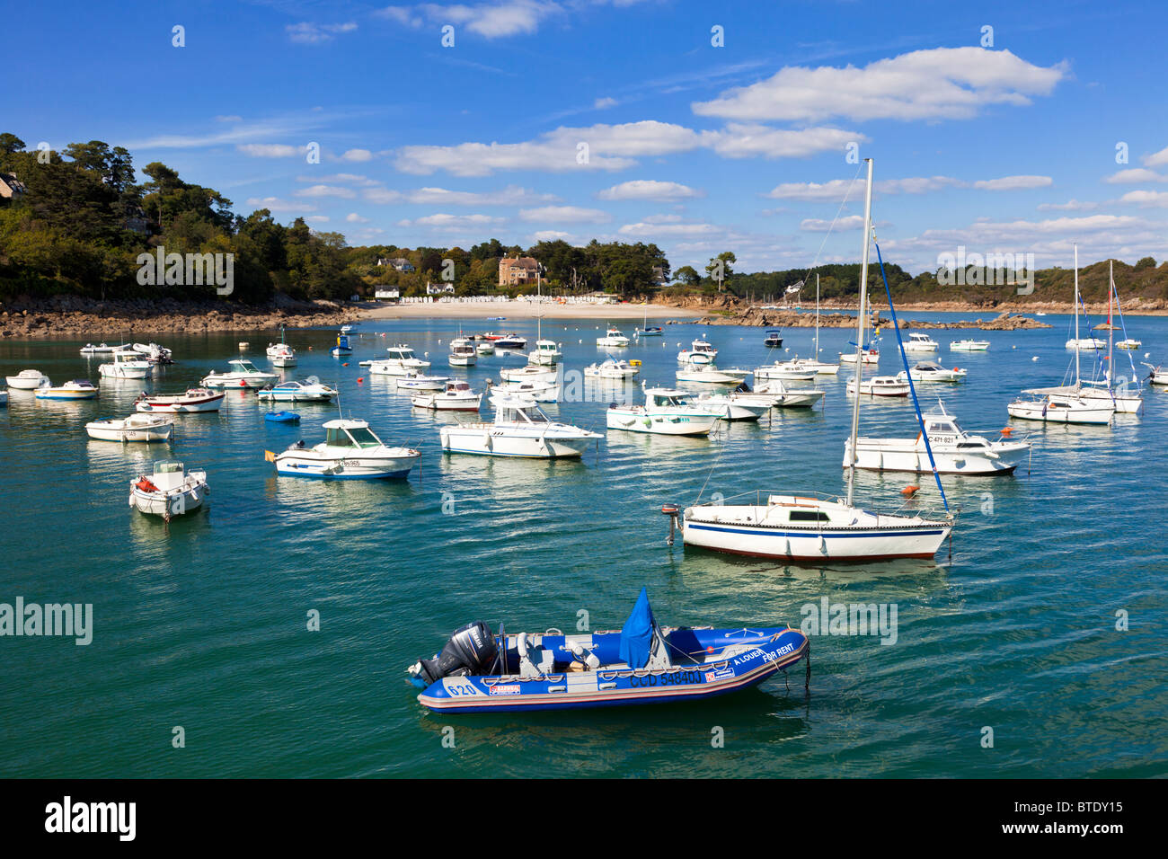 Port Manec'h sul Golfo di Biscaglia, Finisterre, Bretagna, in Francia, in Europa con le barche a vela in estate Foto Stock